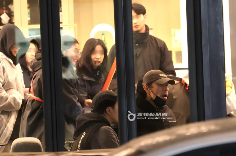 黃騰浩（右）猛打哈欠，直到凌晨3點半還在酒店大廳和劇組工作人員開會，十分敬業。特勤中心攝