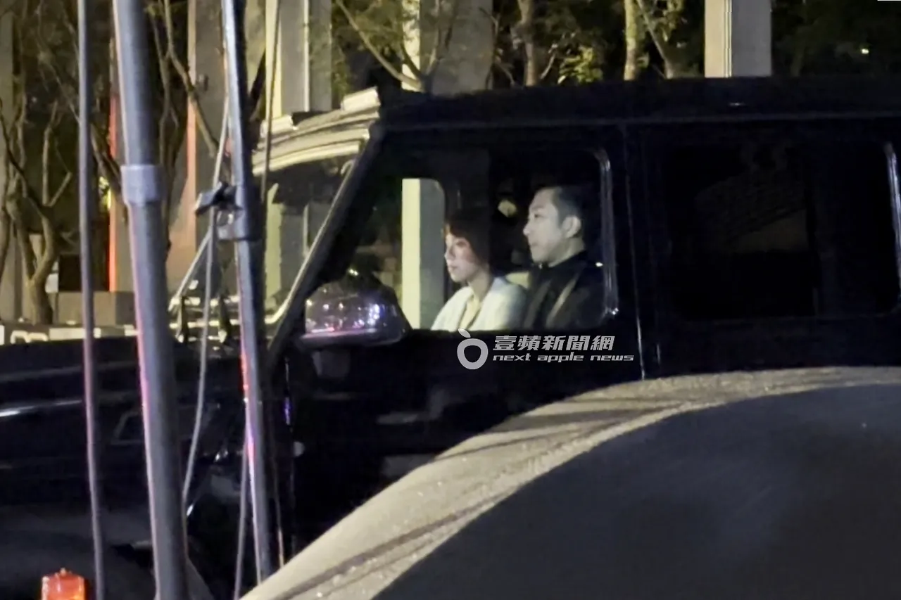 懷秋（右）和陳孟琪在賓士越野車上來回拍戲。特勤中心攝