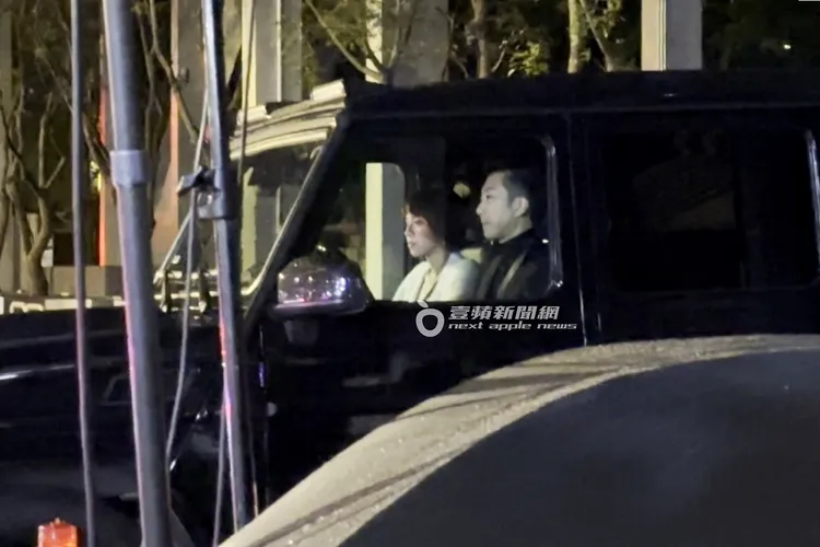 懷秋（右）和陳孟琪在賓士越野車上來回拍戲。特勤中心攝