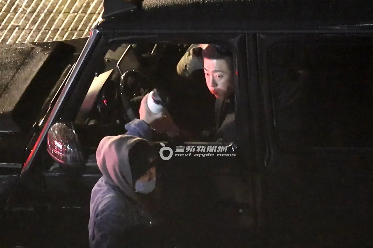 懷秋用水漱漱口，把水壺交給女助理收起來。特勤中心攝