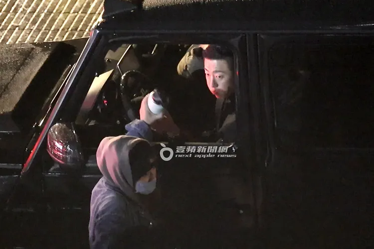 懷秋用水漱漱口，把水壺交給女助理收起來。特勤中心攝