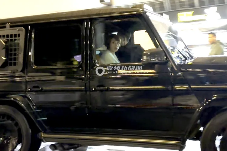 懷秋熟練開著賓士越野車載陳孟琪倒車。特勤中心攝