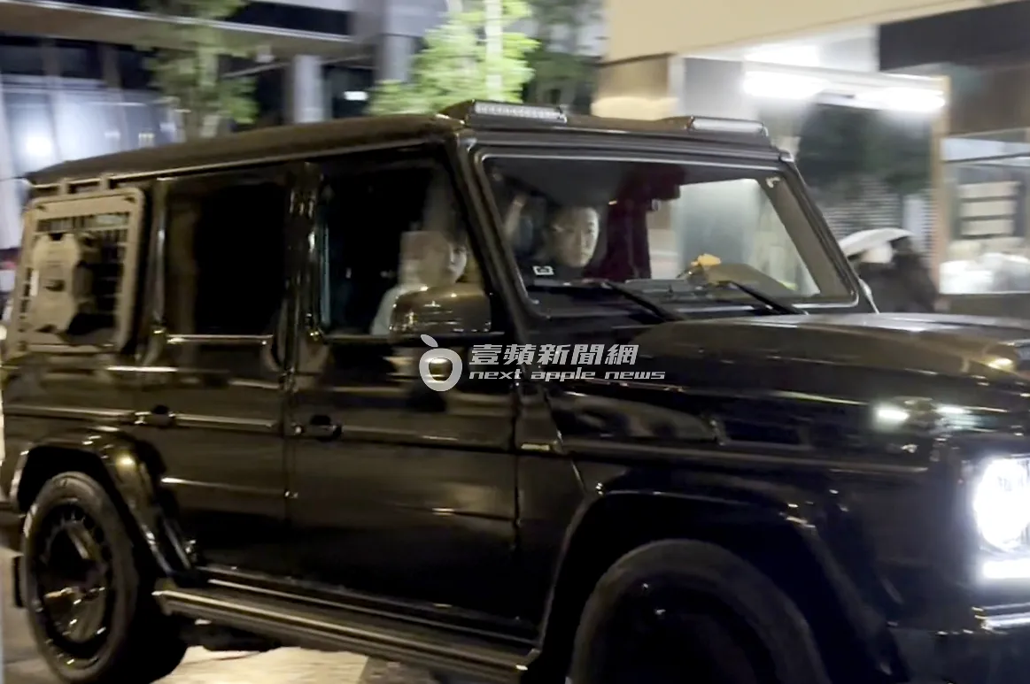 懷秋載著陳孟琪快速倒車重新回到警察臨檢的現場。特勤中心攝