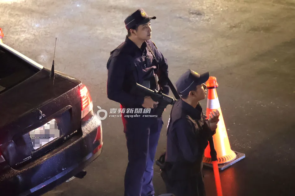 多名員警手持M16荷槍臨檢懷秋駕駛的賓士車。特勤中心攝