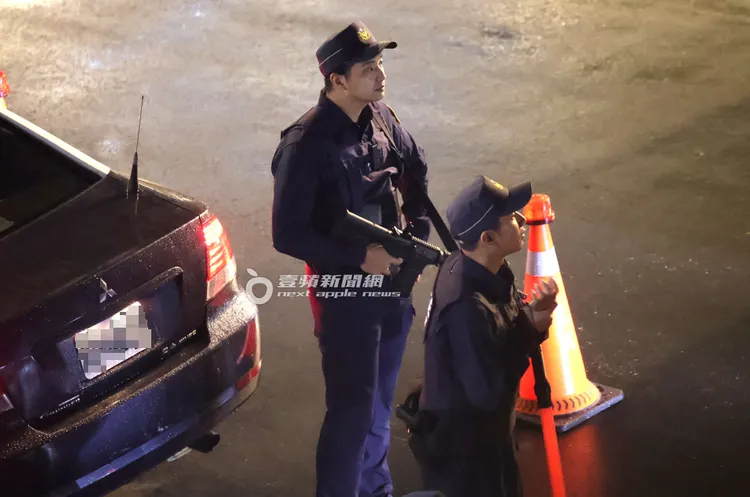 多名員警手持M16荷槍臨檢懷秋駕駛的賓士車。特勤中心攝