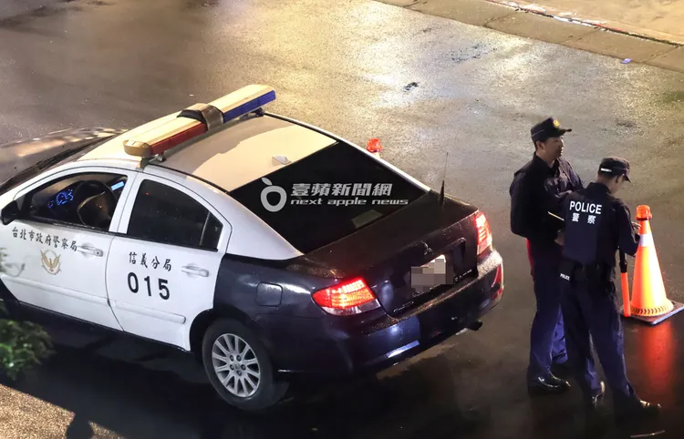 台北市政府警察局信義分局巡邏車，員警身穿防彈背心全副武裝，拿著M16步槍嚴陣以待。特勤中心攝