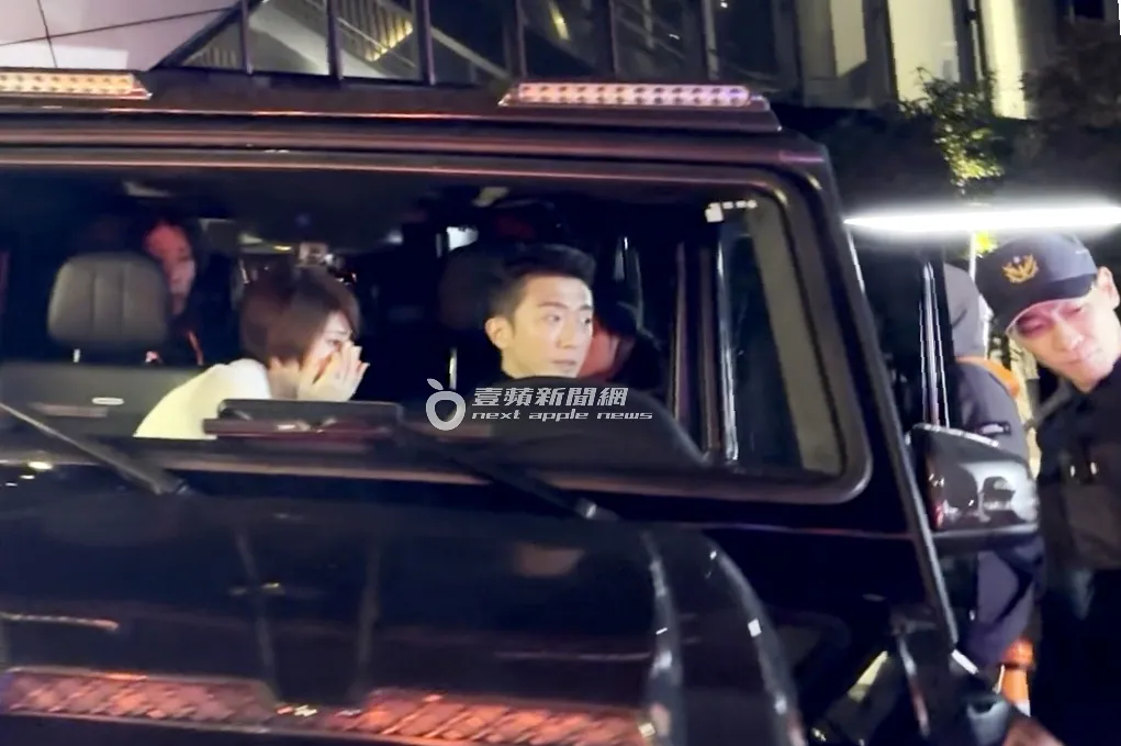 女主角陳孟琪（左起）與懷秋飾演一對戀人，在深夜拍攝臨檢戲份。特勤中心攝