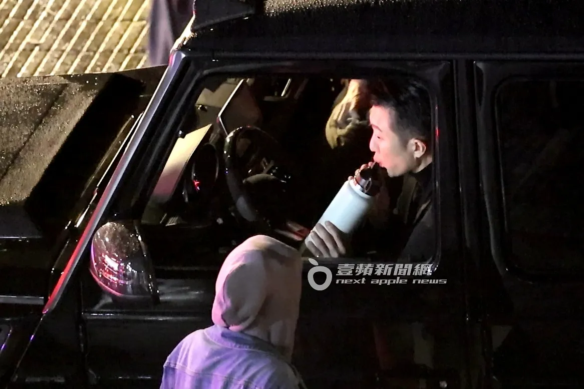 凌晨3點，女助理遞上水壺，懷秋大口喝水。特勤中心攝