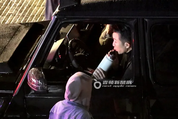 凌晨3點，女助理遞上水壺，懷秋大口喝水。特勤中心攝