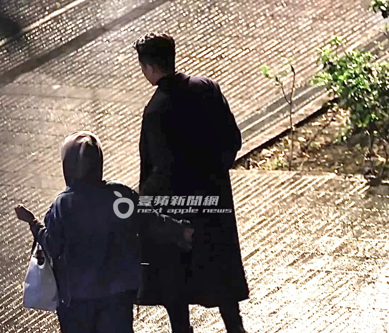 凌晨3點多，懷秋（右）在女助理陪同下，在10度低溫中，穿著黑色長版大衣下車，一起走進飯店休息。特勤中心攝