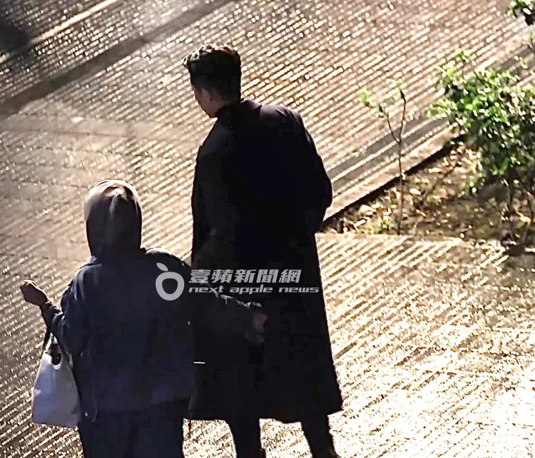 凌晨3點多，懷秋（右）在女助理陪同下，在10度低溫中，穿著黑色長版大衣下車，一起走進飯店休息。特勤中心攝