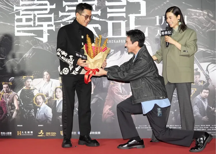 劉冠廷（中）驚喜現身送花束。攝影中心攝