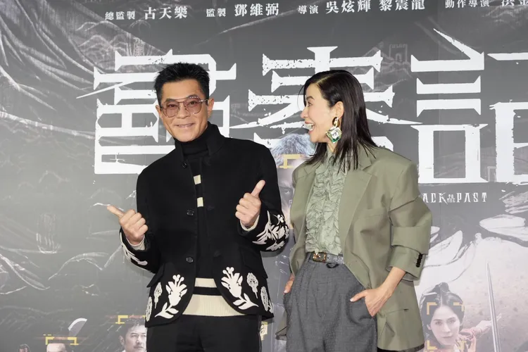 古天樂（左）擺出活潑姿勢。攝影中心攝