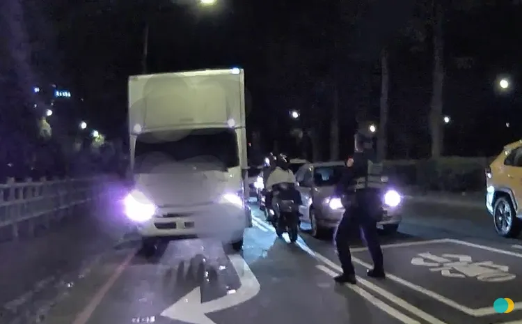 三峽警方路口將狂飆機車攔下，口袋戰術奏效，5分鐘逮人。翻攝畫面