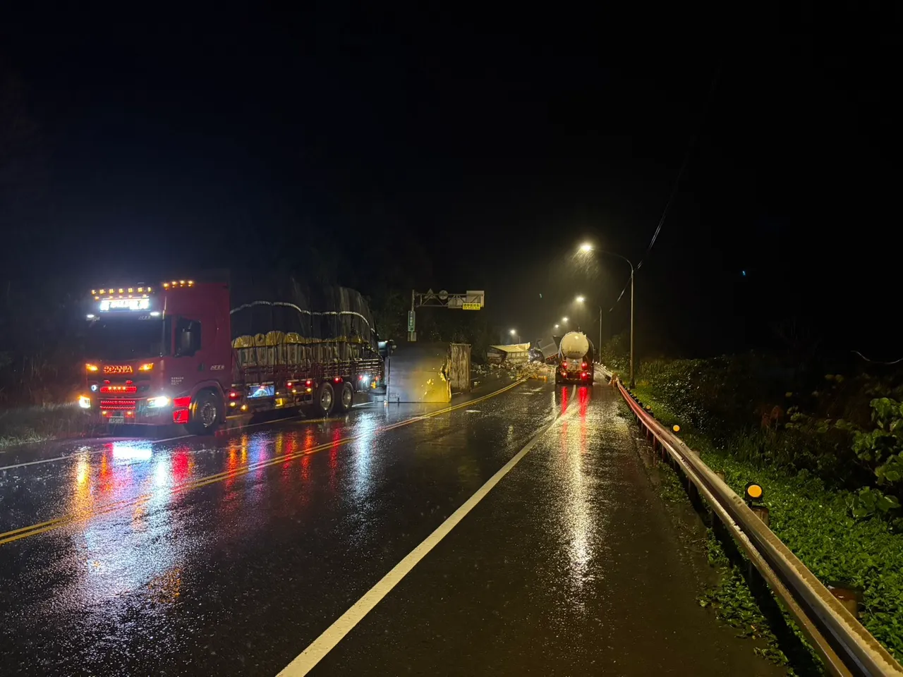 台2線深夜昨天傳出嚴重車禍，現場2曳引車發生嚴重車禍。翻攝照片
