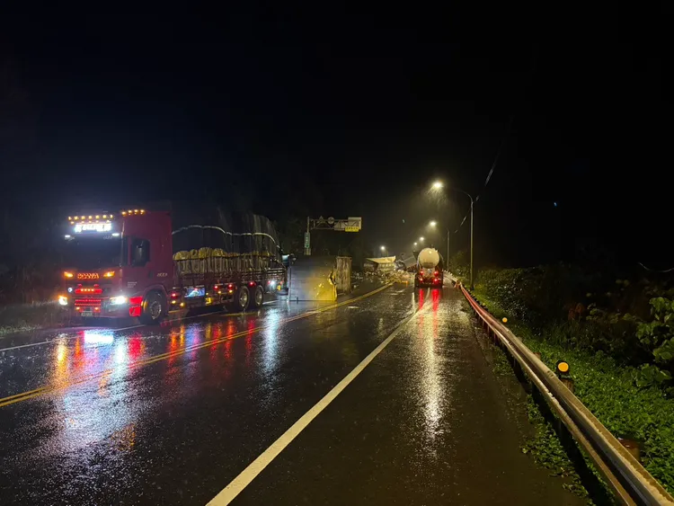 台2線深夜昨天傳出嚴重車禍，現場2曳引車發生嚴重車禍。翻攝照片