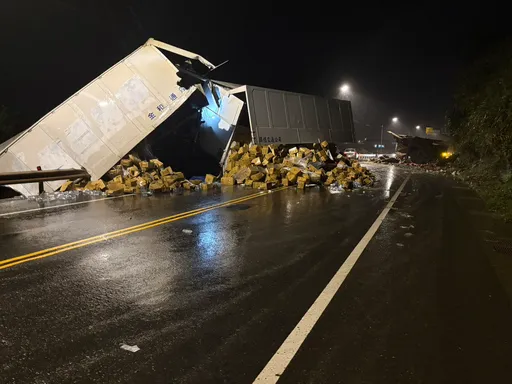 台2線深夜事故！2曳引車碰撞「貨物噴滿地」　現場慘況曝