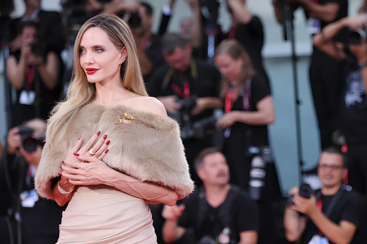 裘莉爆身心健康亮红灯！6名子女轮流陪伴不让她独处