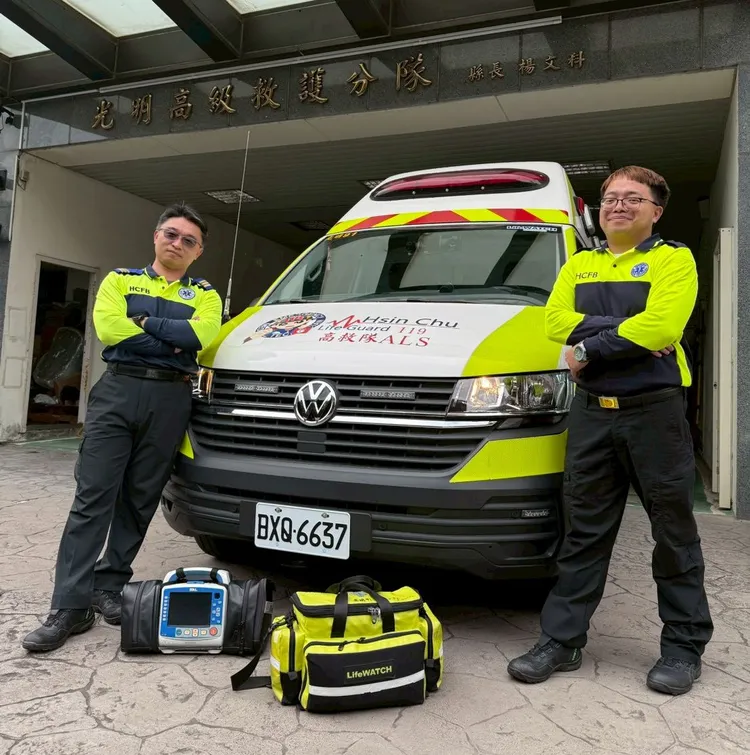 光明分隊高級救護技術員李均祈、許嘉雄。新竹縣消防局提供