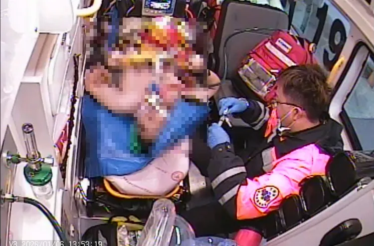 救護人員急救。新竹縣消防局提供