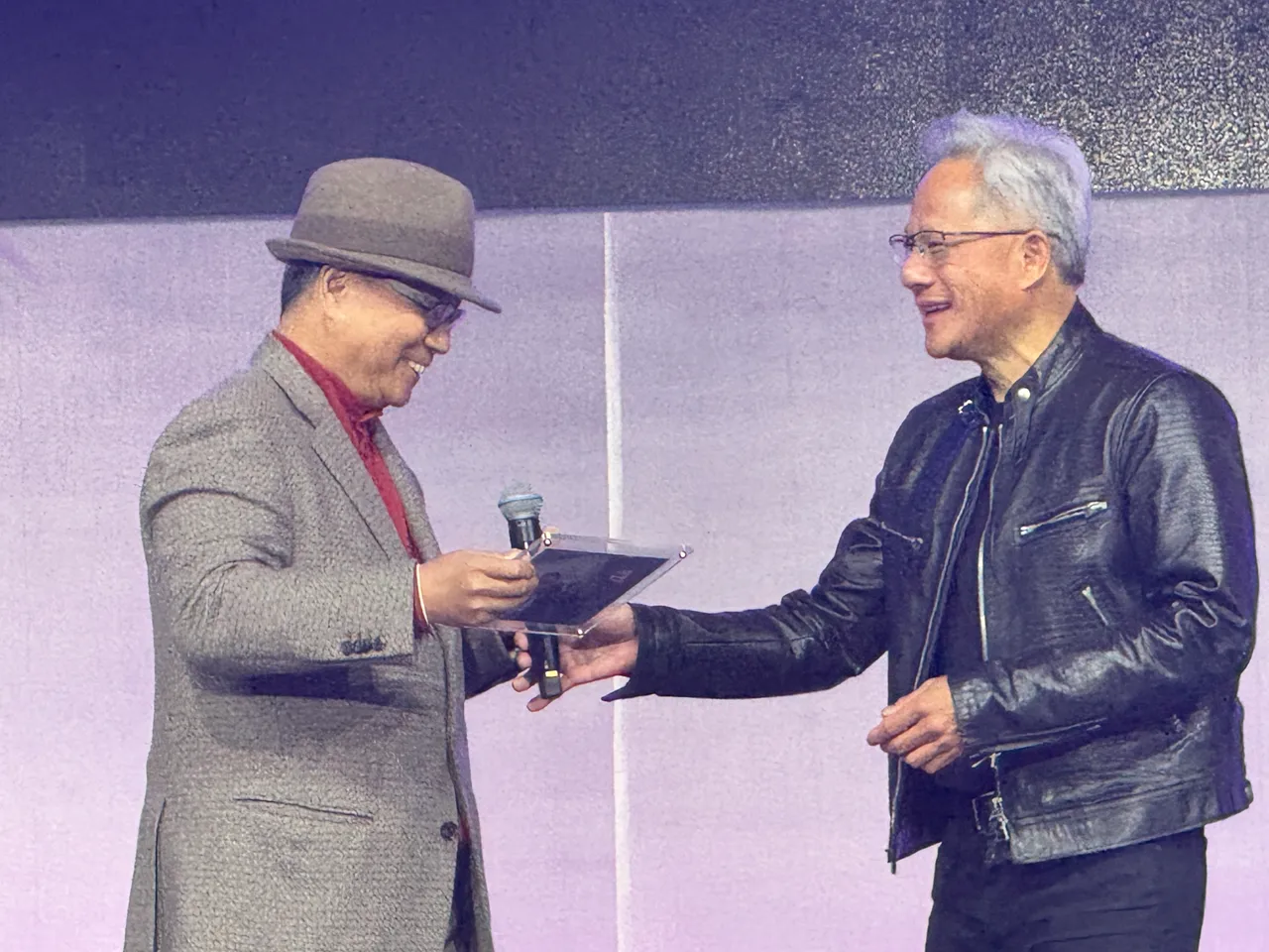 电子五哥尾牙1月中轮番登场！比奖金、拚卡司　黄仁勋是否现身成焦点