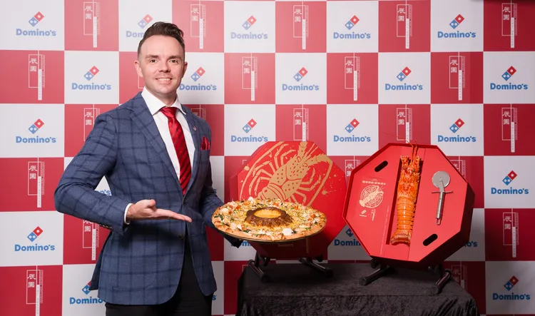 台灣達美樂執行長Ben Oborne 揭開春節限定「龍蝦禮盒」。達美樂提供