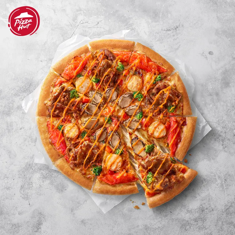 延續往年春節熱銷款海鮮披薩，今年升級推出「金皇軟殼蟹鮑魚披薩」。必勝客提供