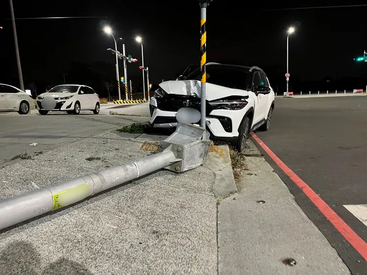 王男路口「切西瓜」左轉，差點撞到機車，最後失控撞斷路燈桿才停下。民眾提供