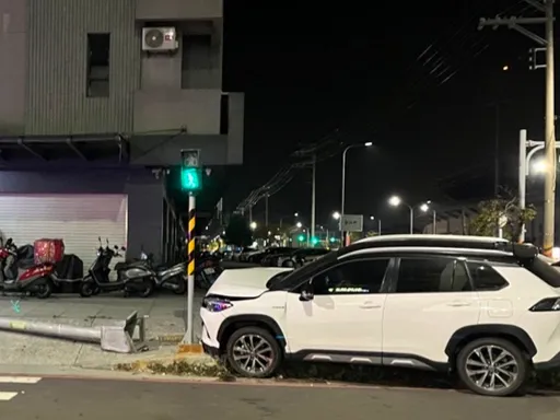 男路口「鬼切」撞斷路燈桿　員警到場一測...竟是酒駕依法送辦