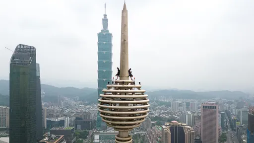 觀看霍諾德攀101「VIP座位」　極限玩家疑闖遠雄金融中心塔尖