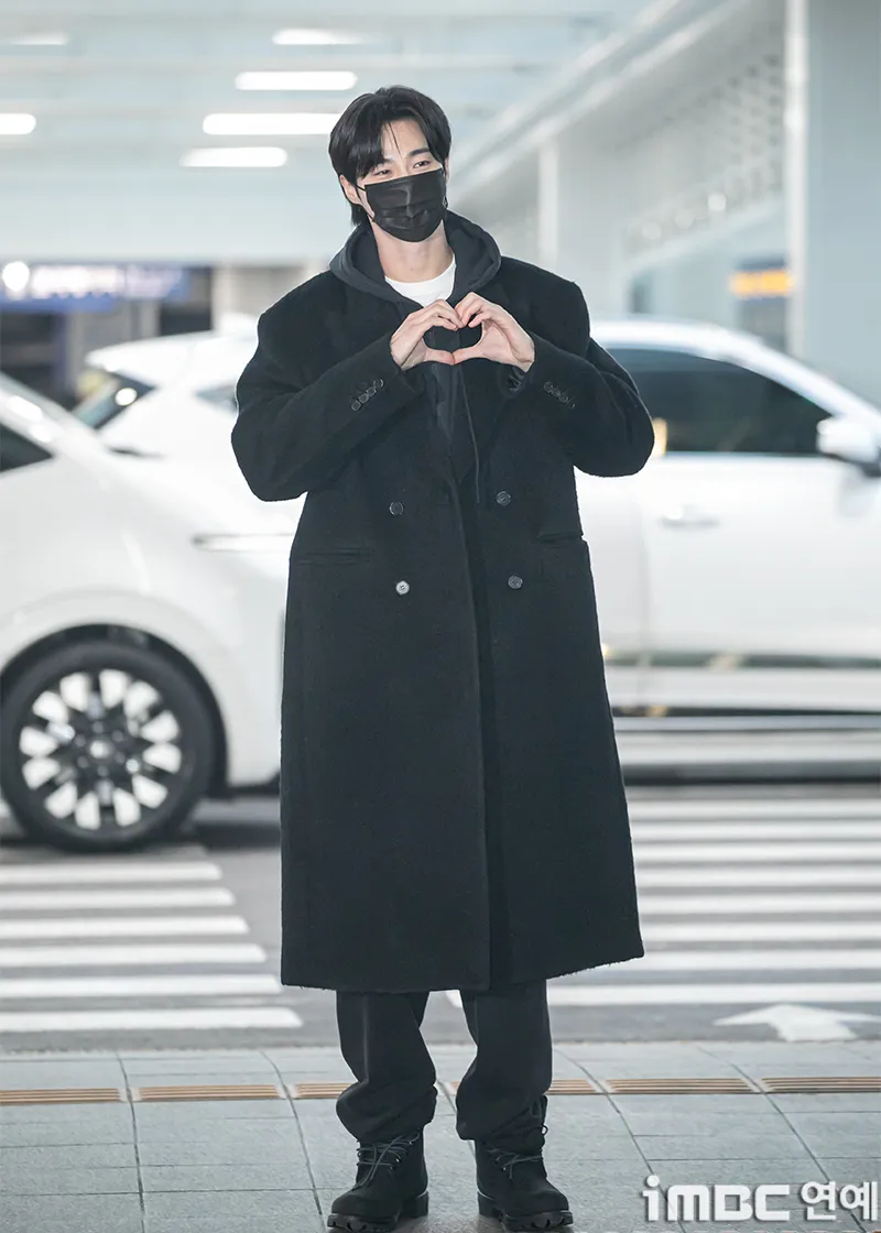 边佑锡配合媒体要求比出爱心。翻摄iMBC娱乐