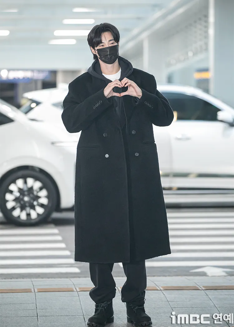 邊佑錫配合媒體要求比出愛心。翻攝iMBC娛樂