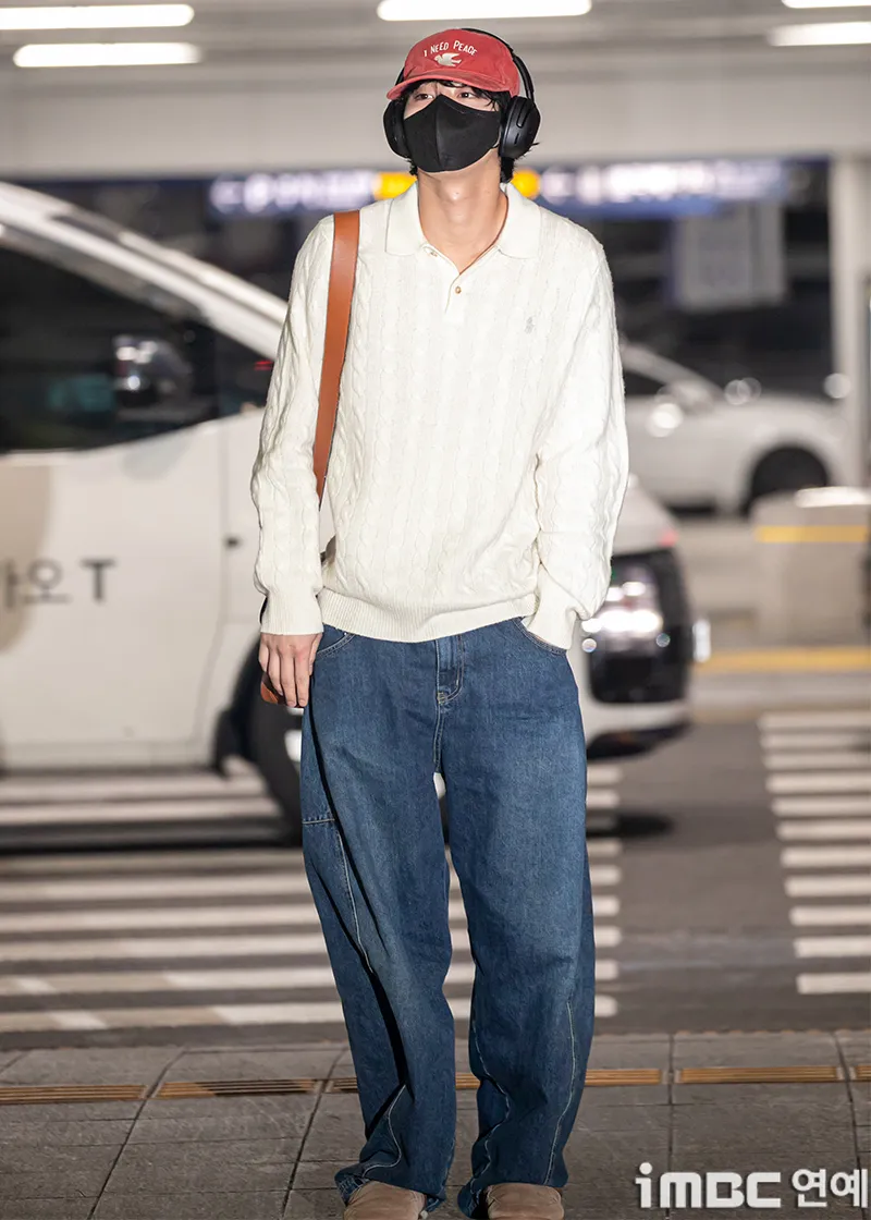 安孝燮只穿著单薄的白色毛衣，透露新年回去一趟加拿大探望父母。翻摄iMBC娱乐