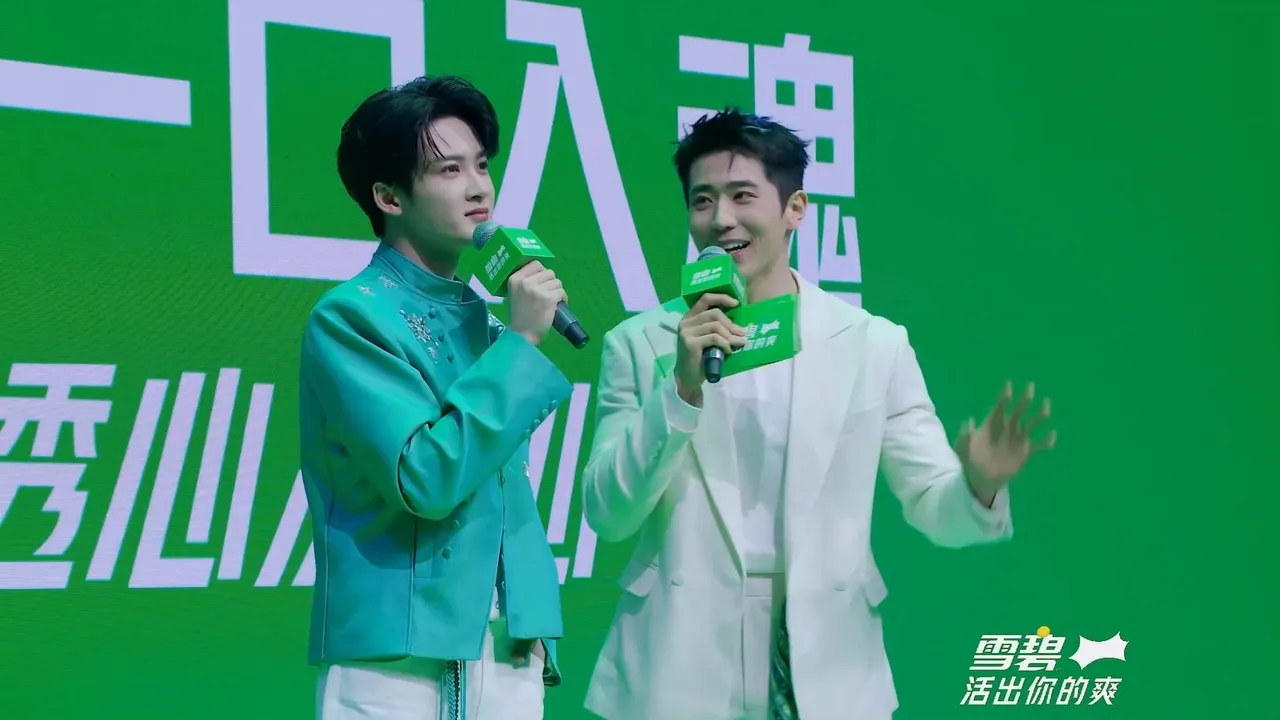 檀健次（左）昨在活动上与粉丝互动。翻摄雪碧直播