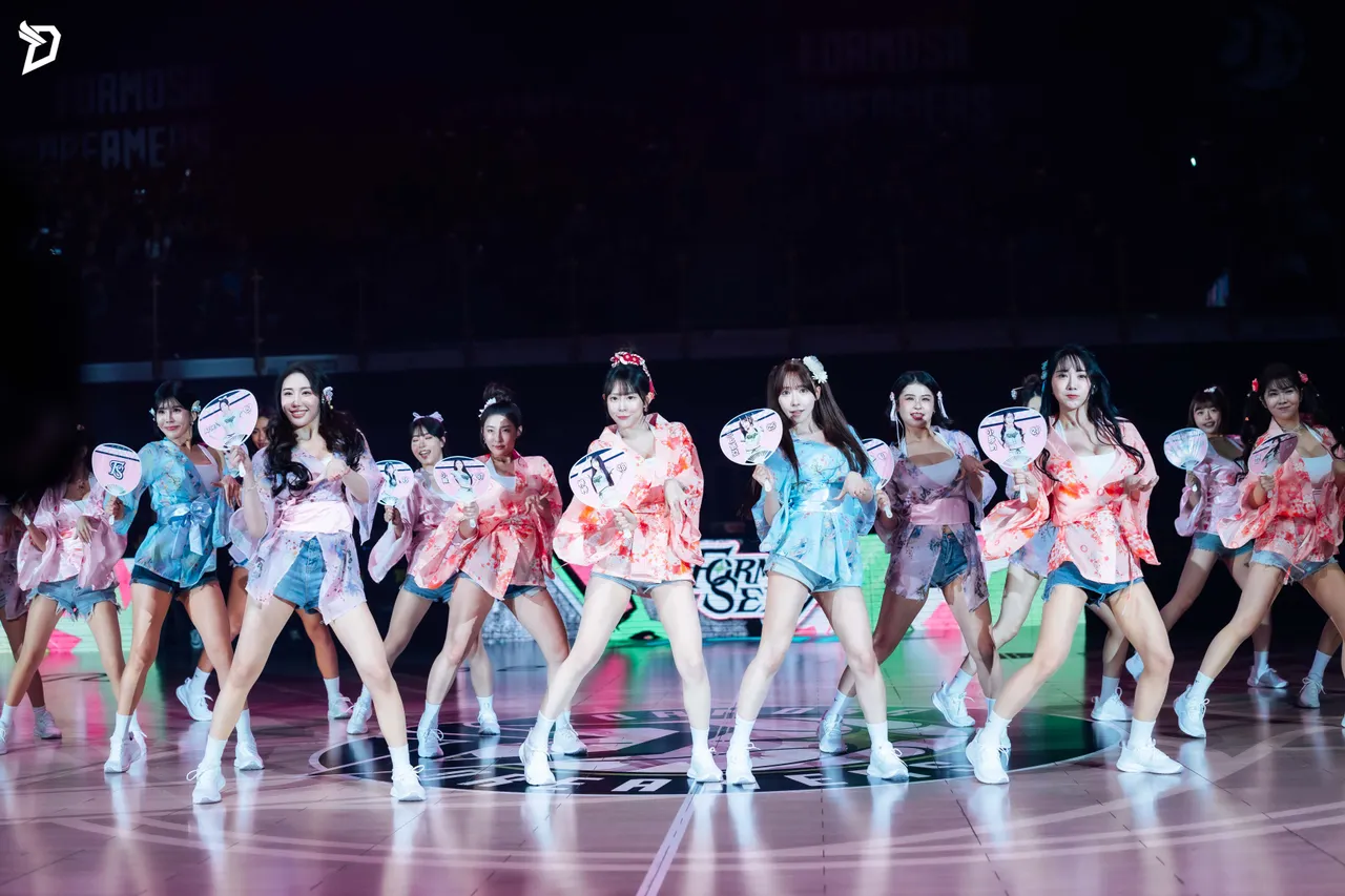 三上悠亞浴衣應援遭「邪惡視角」拍屁股蛋！隊長梓梓不忍發聲