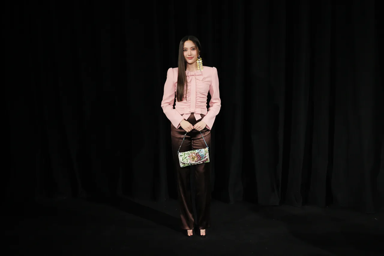 泰星Freen Sarocha現身秀場。品牌提供