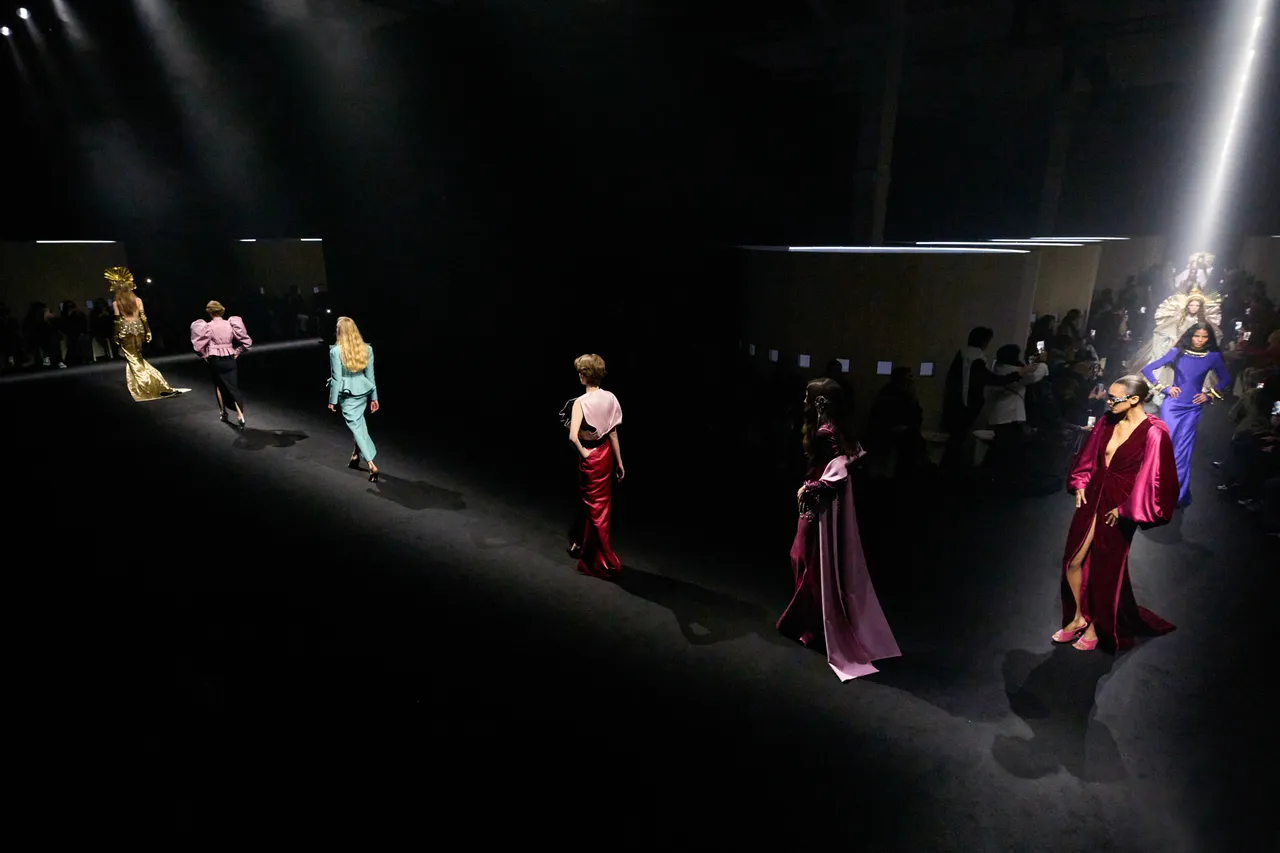 模特兒魚貫走入秀場經過每個小窗口。品牌提供