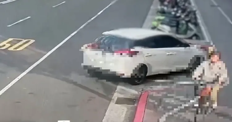 自行車騎士驚險閃過。翻攝畫面