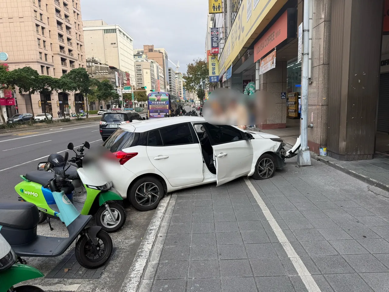 小客車衝上人行道。翻攝畫面