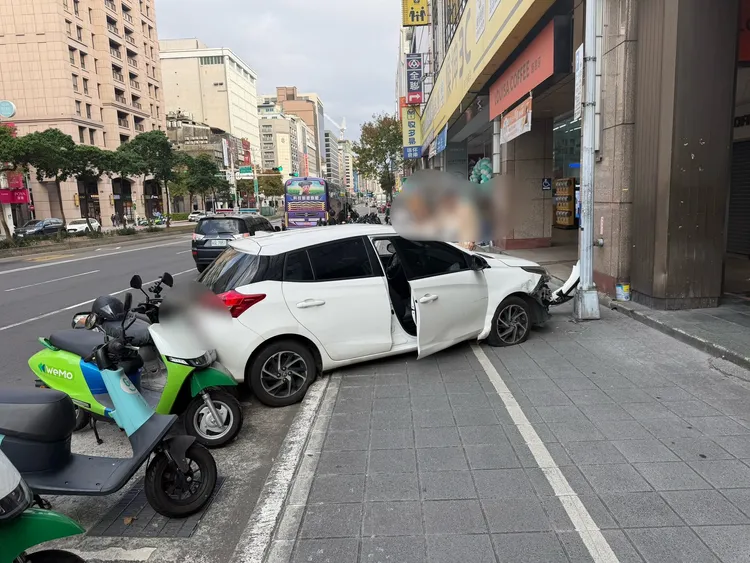 小客車衝上人行道。翻攝畫面