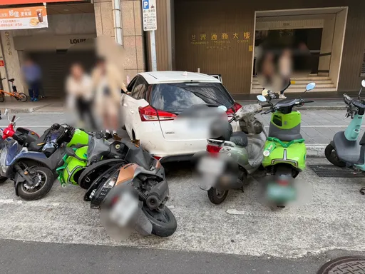 北市小客車暴衝進人行道　驚險畫面曝光！騎士1秒躲過死神