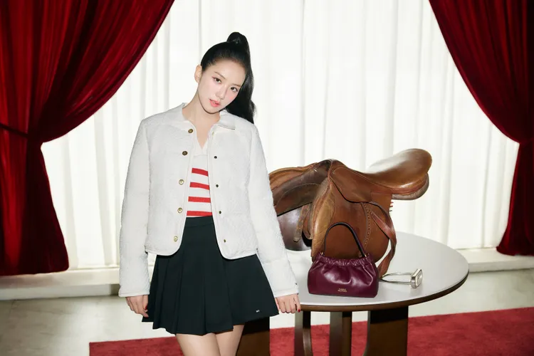 Jisoo演繹TOMMY HILFIGER 2026農曆新年限定系列。品牌提供