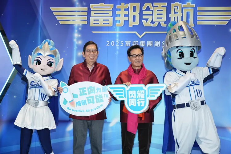 富邦集團謝年會今晚於南港展覽館登場，席開約1,600桌、約1.6萬人參與。圖為富邦金控董事長蔡明興(左二)、富邦集團董事長蔡明忠(右二)。彭欣偉攝