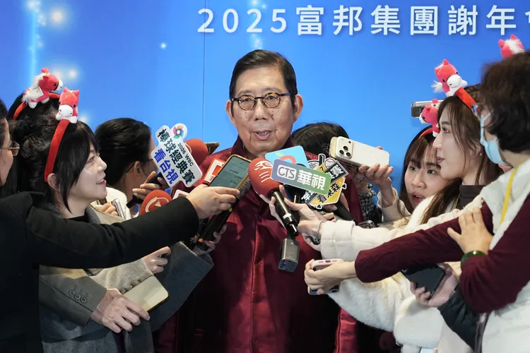 富邦集團謝年會今晚於南港展覽館登場，席開約1,600桌、約1.6萬人參與。富邦金控董事長蔡明興受訪。彭欣偉攝