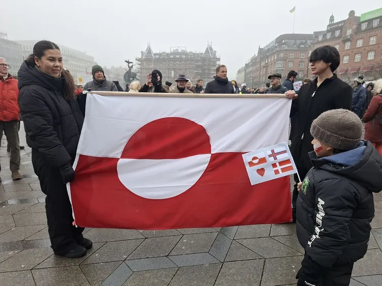 在丹麥的格陵蘭社群17日在哥本哈根等城市同步發起「別碰格陵蘭」（Hands off Greenland）遊行。 中央社