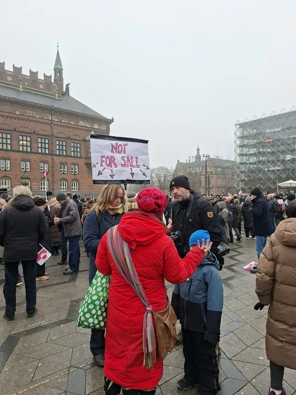 許多民眾在丹麥首都哥本哈根參與遊行，以表達他們的訴求：格陵蘭不出售。 中央社
