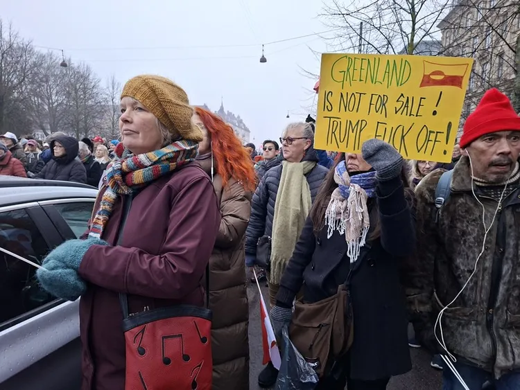 丹麥首都哥本哈根的遊行隊伍最後到美國大使館前集結，並大聲喊出他們的訴求：格陵蘭不出售。 中央社