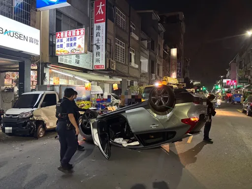 生死一瞬間！毒駕自撞翻車　1女2童及時逃命驚險畫面曝光