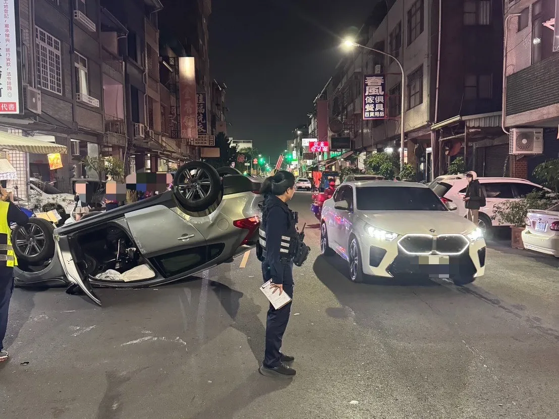 曾男毒駕失控自撞翻車。翻攝畫面