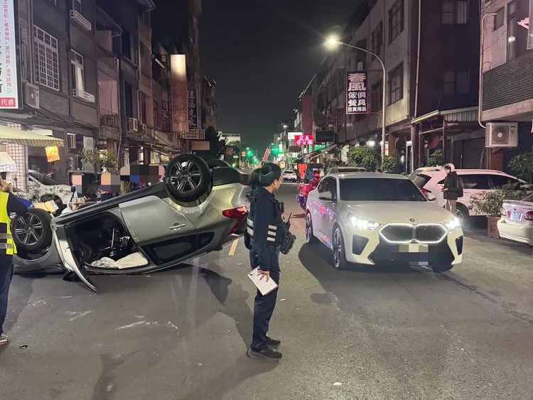 曾男毒駕失控自撞翻車。翻攝畫面